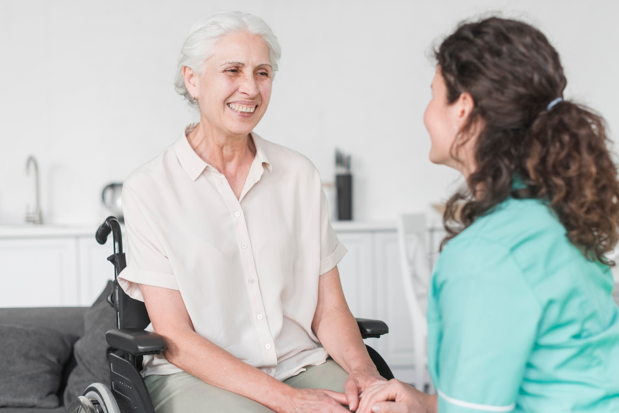 Alte Frau mit Pflegerin - Hauskrankenpflege Duckstein